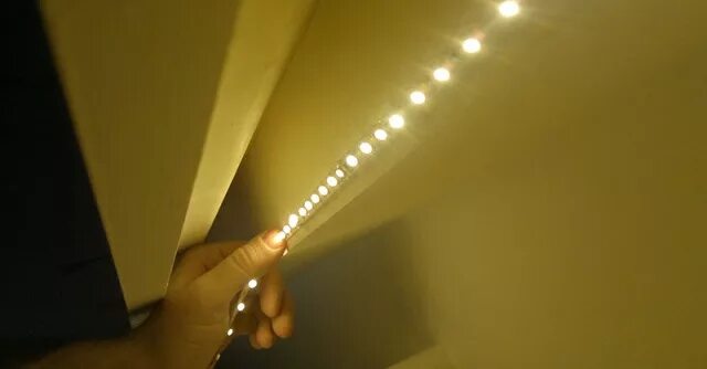 На что приклеить светодиодную ленту. На что прикрепить светодиодную ленту к потолку. Монтаж лед ленты на потолок. Светодиодная лента наклеенная. Как крепится подсветка