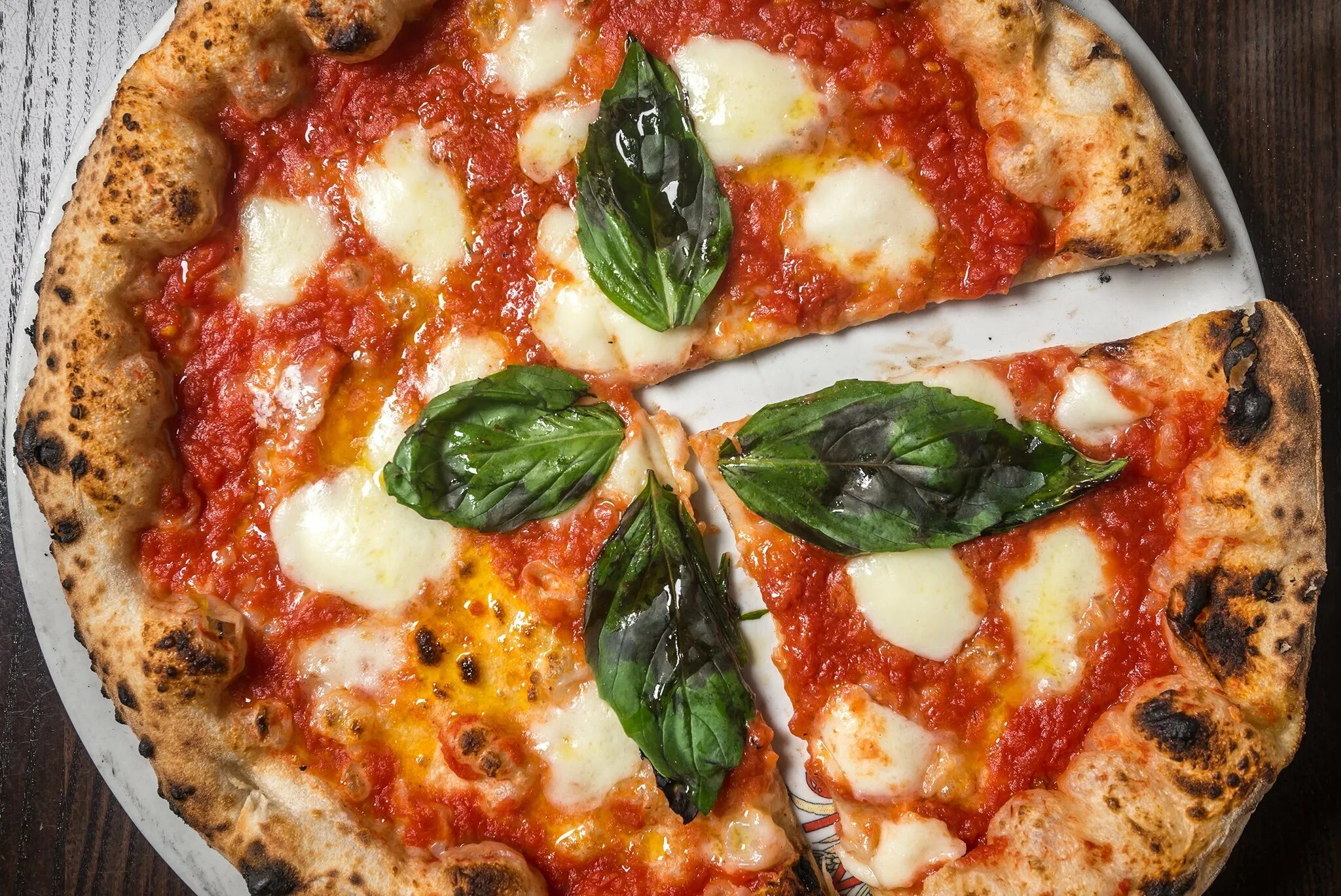 Пицца большие куски. Пицца Нью-йоркского стиля. Итальянская пицца. Настоящая итальянская пицца. Итальянская пиццерия.