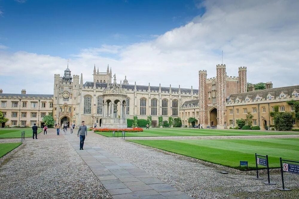 Students cambridge cambridge university. Тринити-колледж Кембридж. Кембридж университет в средневековье. Тринити-колледж Кембриджского университета. Great Britain университет.