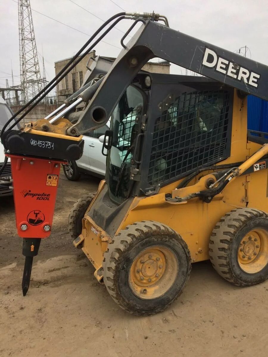 Гидромолот bobcat. John Deere 318d. Погрузчик John Deere 318d габариты. John Deere 318d двигатель. Мини-погрузчик John Deere 318e гидронасос.