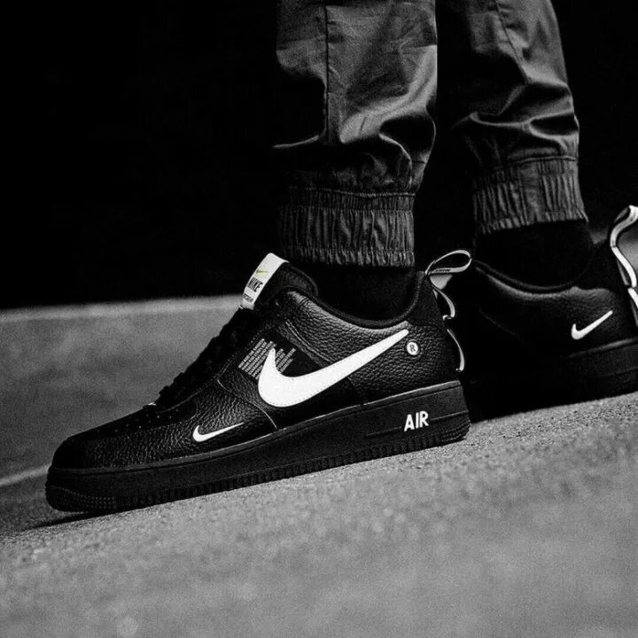 Nike Air Force Black White. Найк АИР Форс черно белые. Nike Air Force 1 07 White Black на ноге. Кроссовки Nike Air черно белые.
