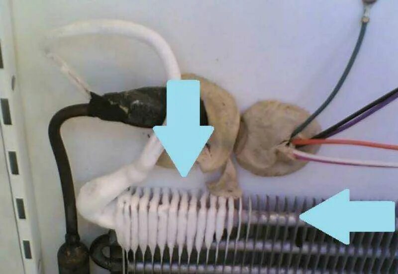 Утечка хладагента в холодильнике. Холодильник Стинол утечка фреона. Холодильник самсунг утечка фреона. Фреон утечка rb1001. Обмерзание испарителя холодильник Атлант.