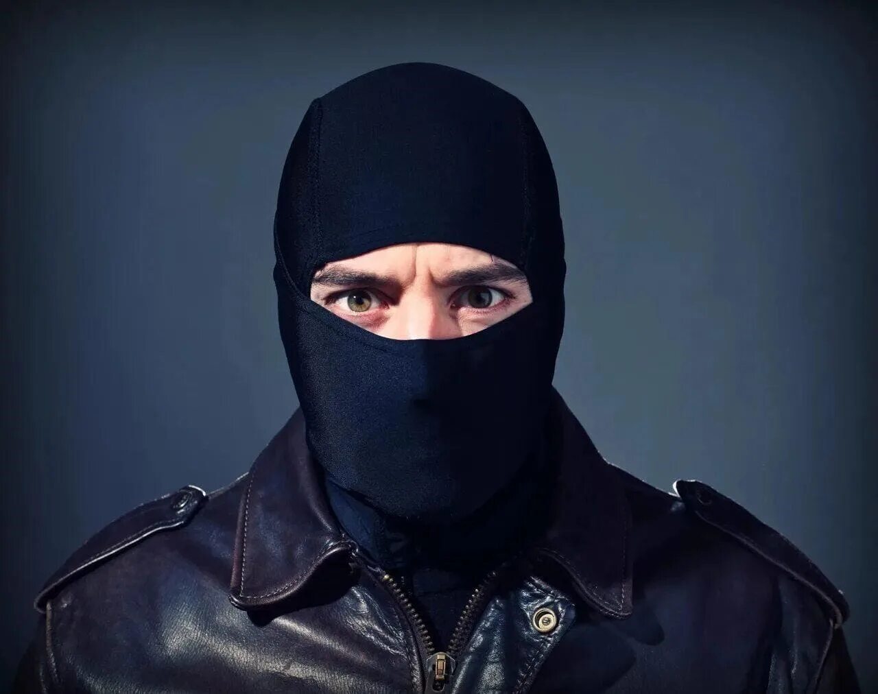 Бандит в потенции. Террорист. бандит в черной балаклаве. бандиты в черных масках. парень в маске террориста.