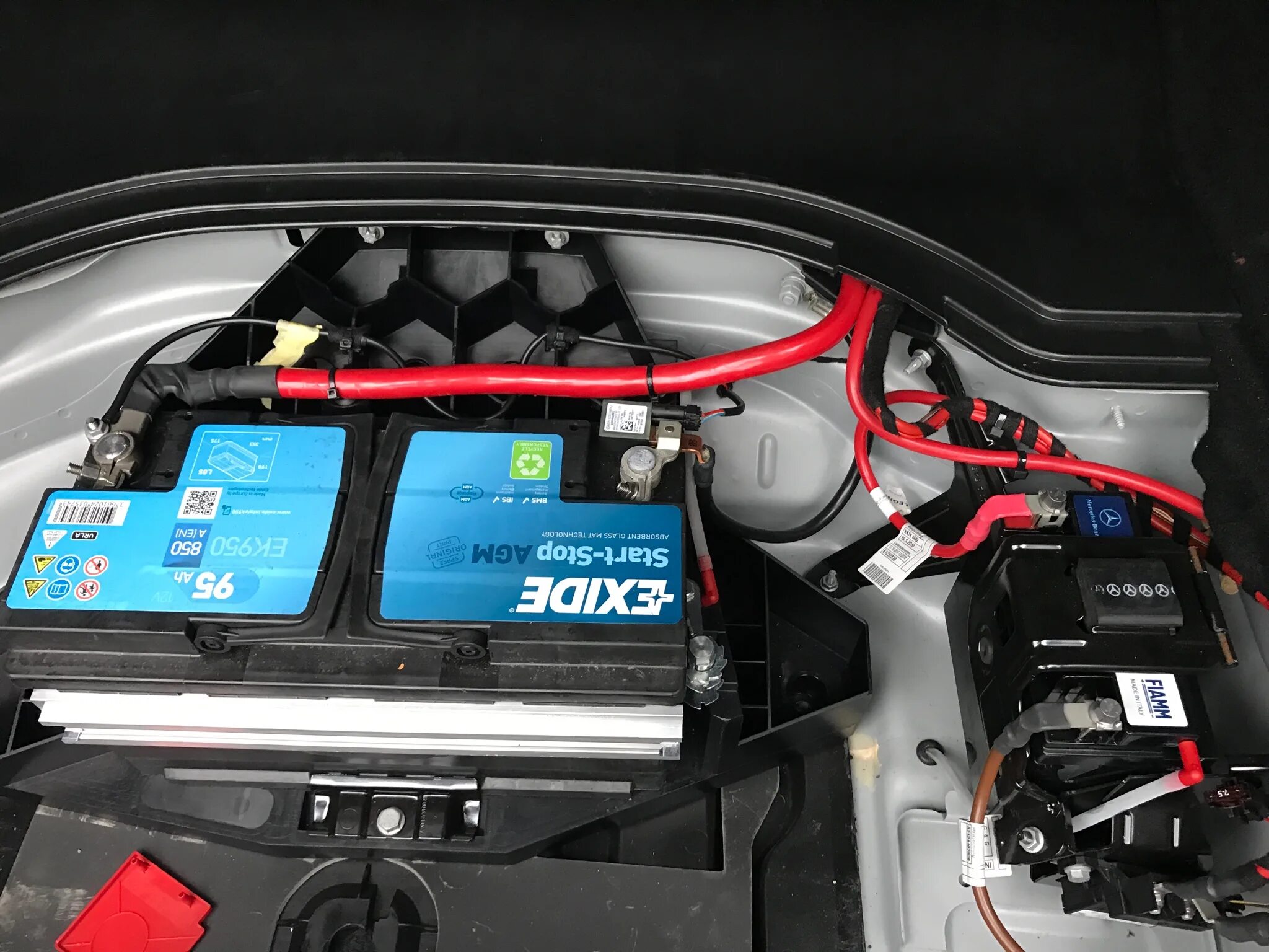 Install battery. Mercedes GLK 250 резервный аккумулятор. Мерседес c200 аккумулятор. Резервный аккумулятор Mercedes е 212. Мерседес e200 доп акум.