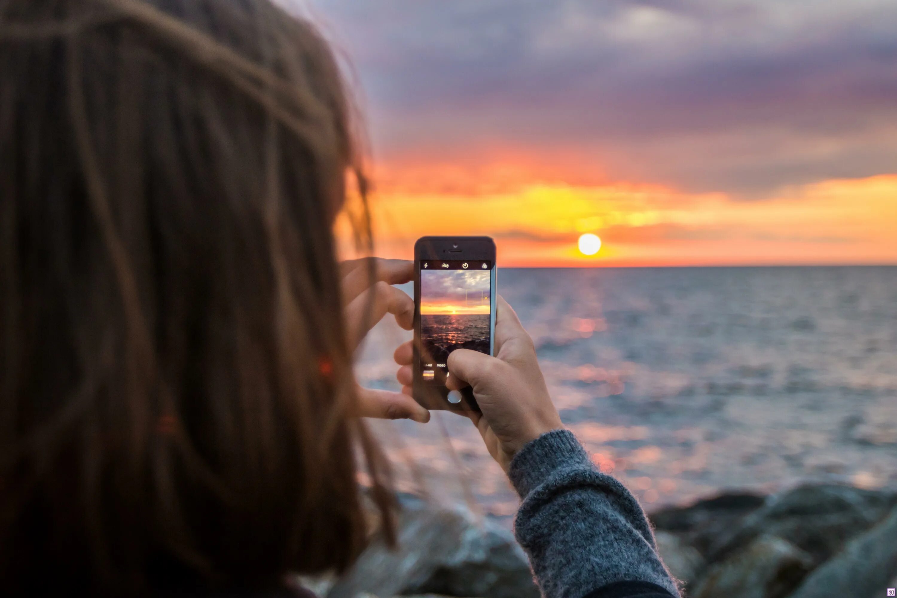 Снято на телефон по кругу. Фотографирует на телефон. Девушка фотографирует на телефон. Фотографирую закат. Девушка фотографирует море.