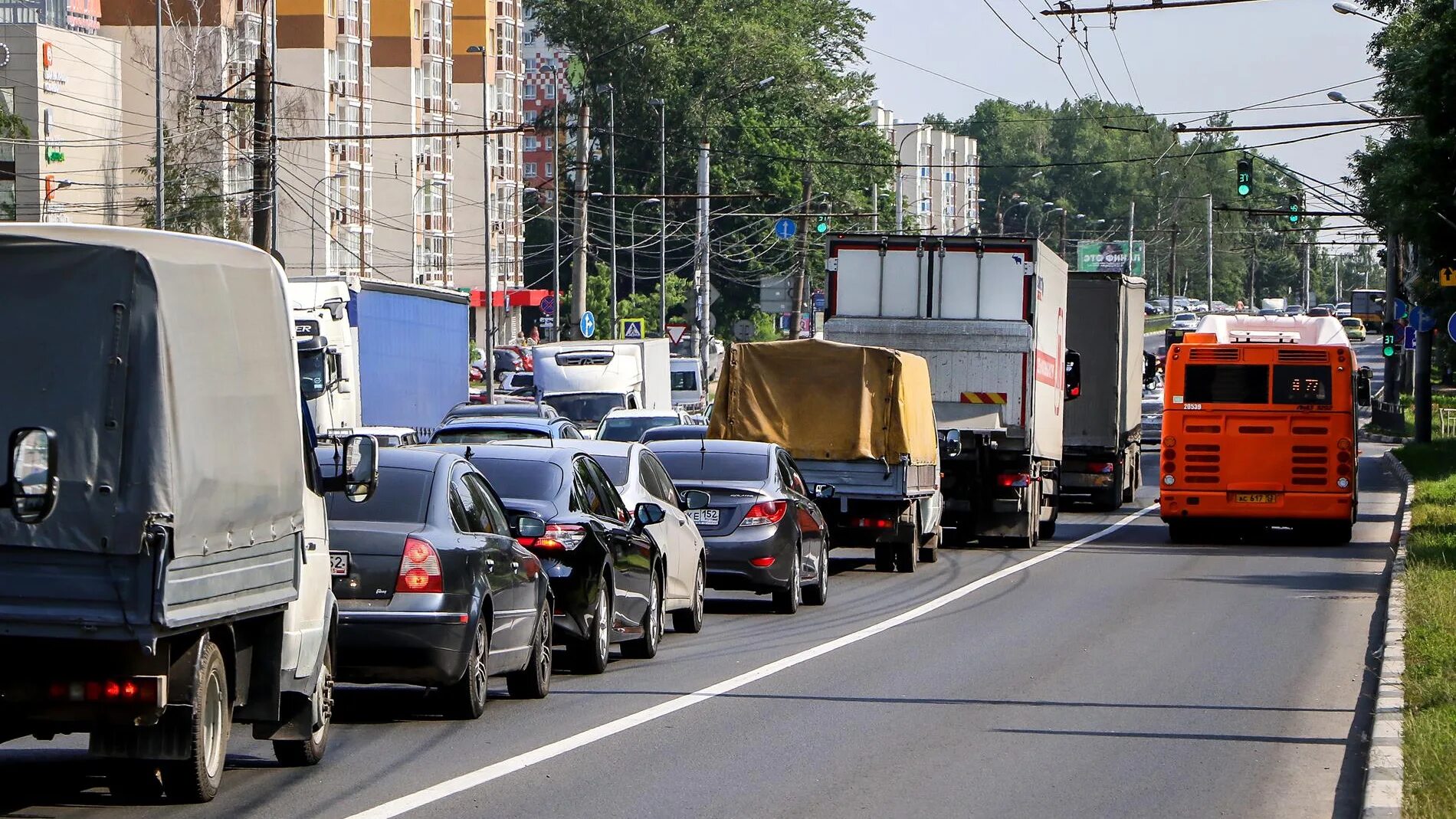 Выделенная автобусная полоса. Автобусная полоса на проспекте Гагарина Нижний Новгород. Полоса для общественного транспорта. Полоса для автобусов. Выделенная полоса.