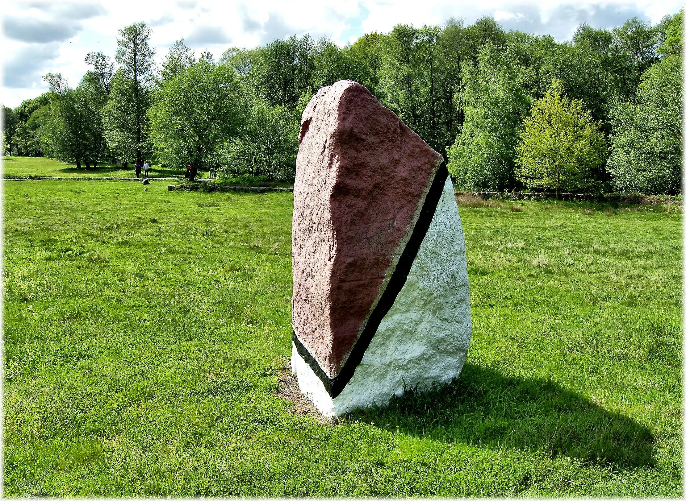 Monument stone. Могильный памятник природный валун. Большой камень мемориал. Монолит каменная глыба. Памятник камень валун.