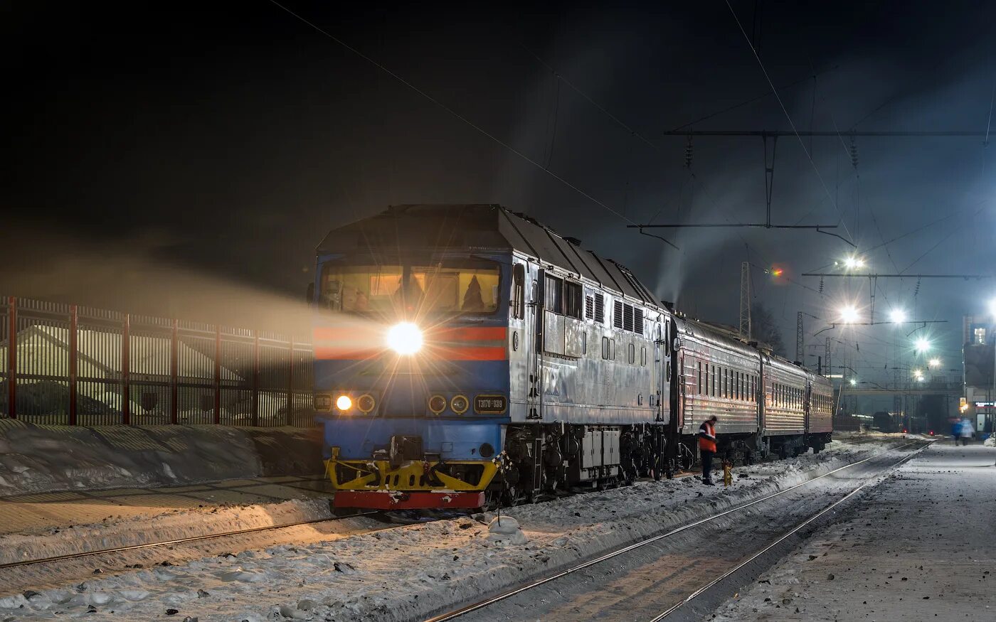 Поезда татарск сегодня. Тэп70 Киров. Тэп70 ночью. ТЭП 70 Киров Луза. Тэп70 зимой ночью.