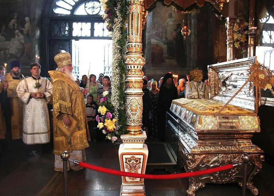 мощи в москве 2023. александро-невская лавра икона николая чудотворца расположение. очередь в храм христа спасителя к мощам. мощи в москве 2023. мощи николая чудотворца в россии 2021.