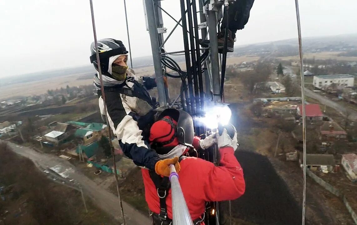 сварщик. сварка на стройке. сварщик на высоте. сварщик на стройке. сварщик высотник.