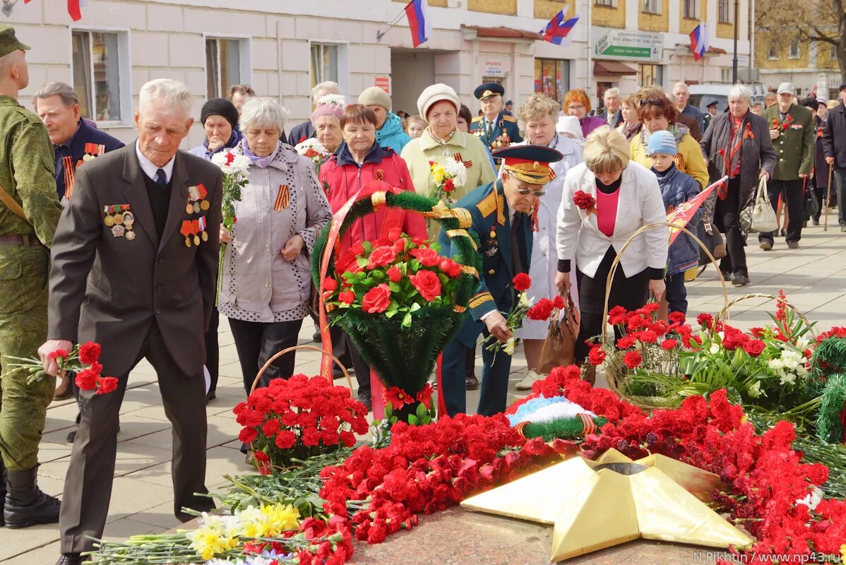 Цвета дня победы. Ветеран возлагает цветы. Цветы ветеранам. День Победы возложение цветов. Цветы к памятнику на 9 мая.