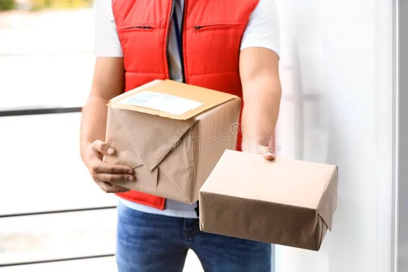 Курьер картинка. Who delivered that parcel. Передает коробку. Who delivered that parcel. Коробка в руках доставка.