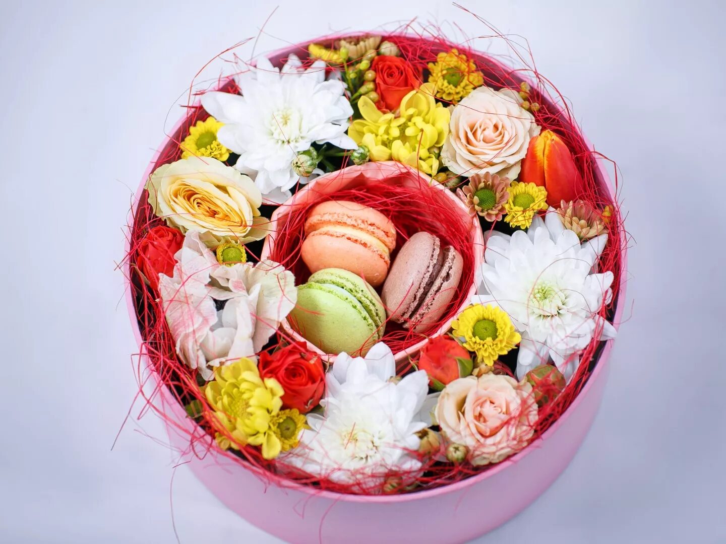 Коробка с цветами и конфетами. Сладкий букет. Коробочки с цветами и сладостями. Подарочная коробка с цветами и сладостями. Цветы в коробке с конфетами
