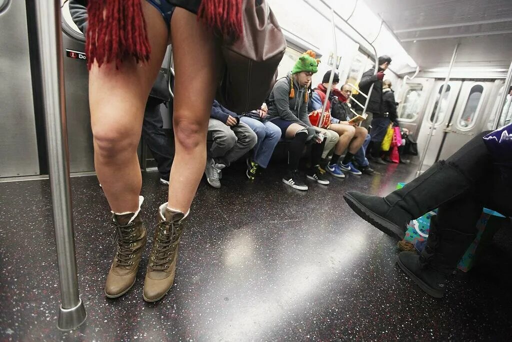 Год без штанов. No Pants Subway Ride Москва. No Pants Subway Ride Москва метро. В метро без штанов 2020 Москва. Метро без штанов 2011 Нью Йорк.