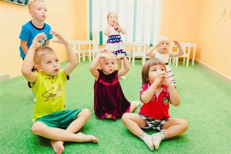 Логоритмика для детей 3 4. Логоритмика в детском саду. занятия ао логоритмики. дети в саду. дошкольники на музыкальном занятии.