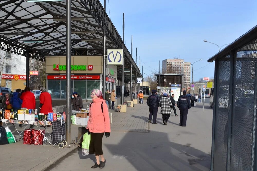 Метро ветеранов магазины. Метро ветеранов. Метро ветеранов панорама. Метро ветеранов ..балшое..магазин. Табак метро ветеранов.