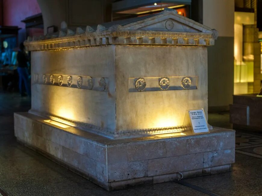 тисульский саркофаг. тисульский саркофаг. село ржавчик кемеровская область мраморный саркофаг находка. саркофаг тисульской принцессы. тисульский саркофаг.