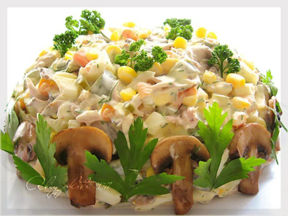 Осенний салат. Салат с курицей кукурузой и грибами. Салат осенний с курицей и грибами. Салат с опятами и курицей.