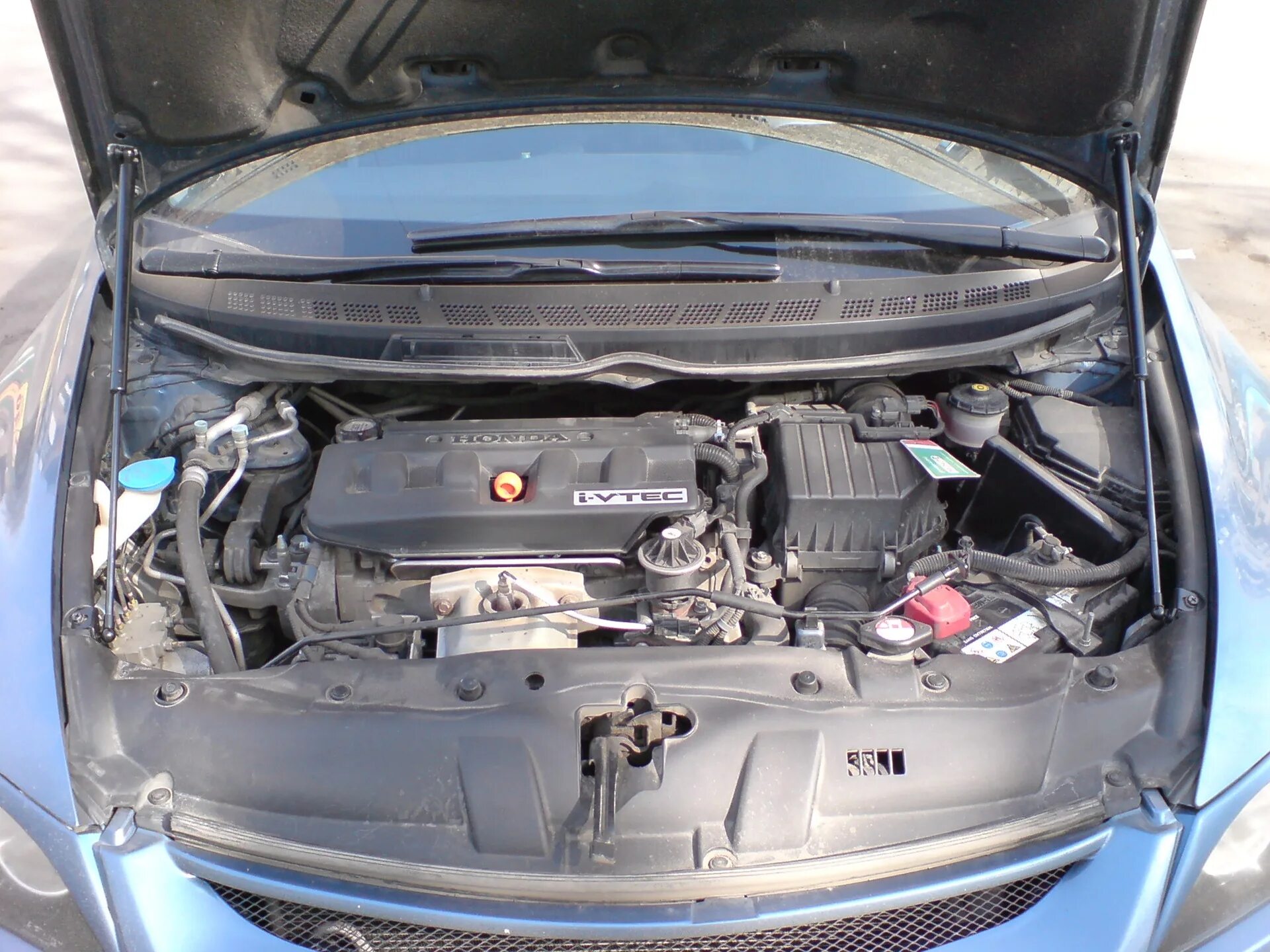 Открыть капот honda. Газовые упоры ix35 установка. Открытый капот хонда цивик 4д. Упор капота хонда цивик 5д. Хонда срв 2 замок капота.