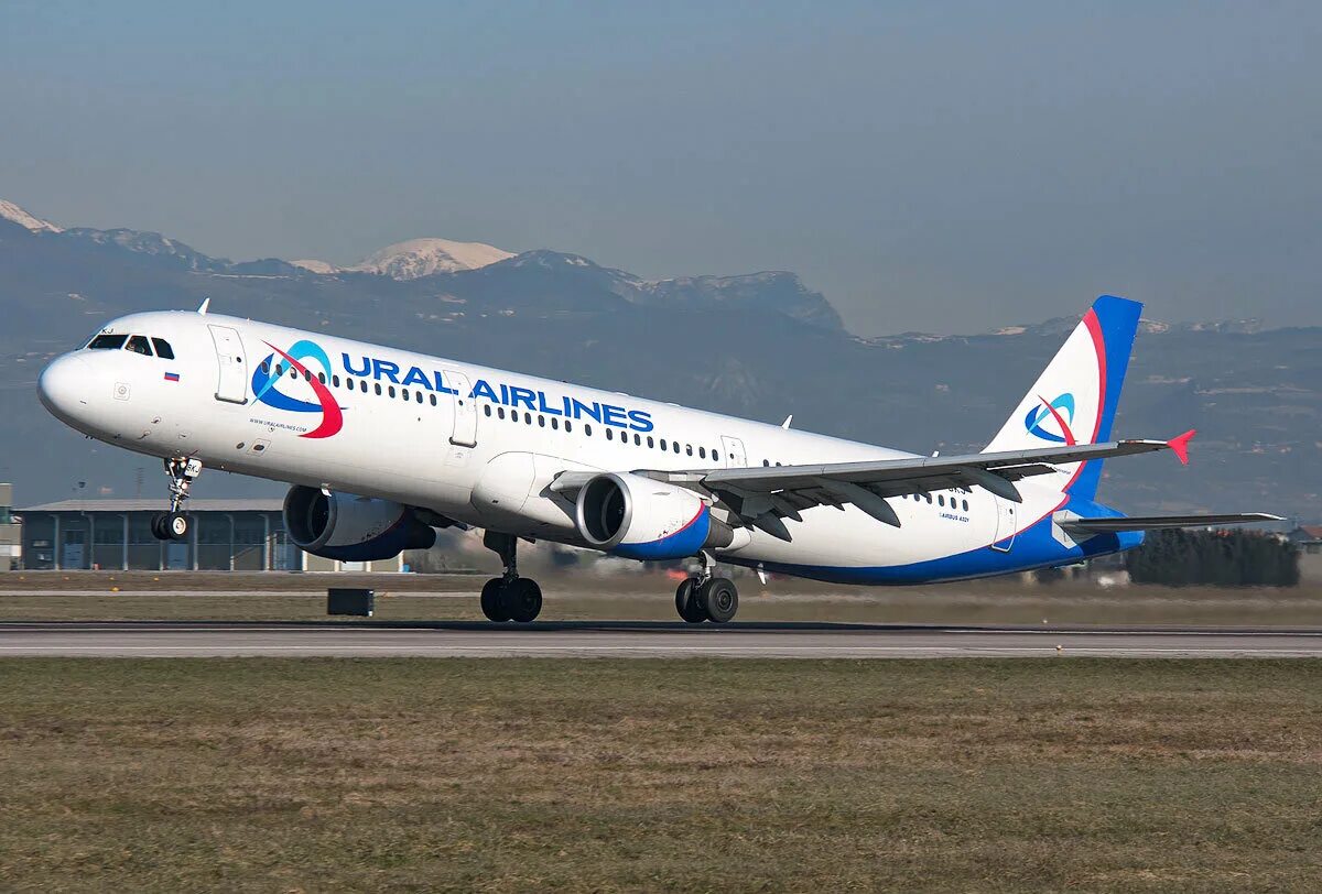 стюардессы эмирейтс. вакансии в авиакомпаниях. бортпроводник инструктор. бортпроводники авиакомпании ютэйр. пилоты и бортпроводники.