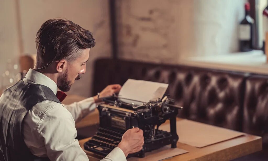 Где работают писатели. Человек за печатной машинкой. Мужчина с печатной машинкой. Писатель за печатной машинкой. Печатная машинка писатель.