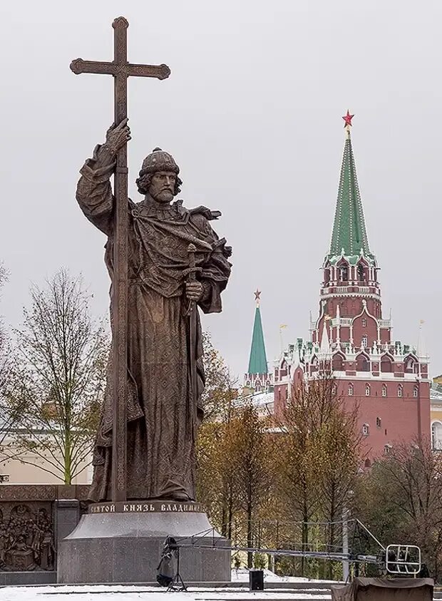 Памятник князю Владимиру в Москве. Статуя князя Владимира в Москве.