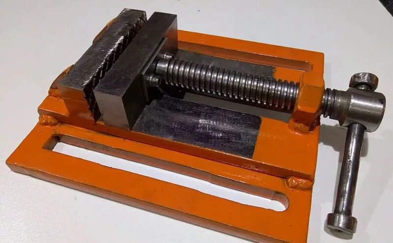 Как сделать домашние тиски. Тисы из швеллера слесарные сам. Самоделки инструмент тиски. Тиски слесарные из швеллера. Как сделать домашние тиски.