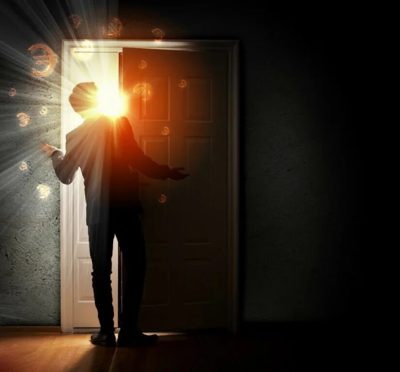 Открытая дверь. Звезда с неба. Множество дверей. Вышел свет новый. Человек идет к свету.