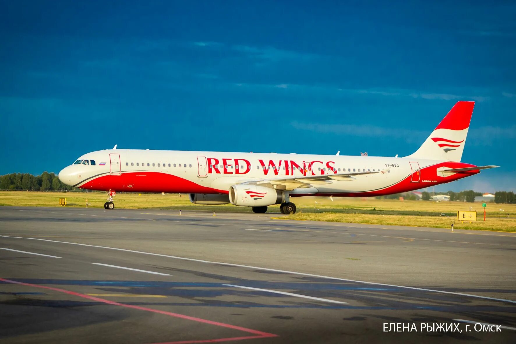 Airbus a321 ред Вингс. А320 ред Вингс. Аэробус а320 авиакомпания ред Вингс. Red Wings a321 Анталья. Купить билеты на самолет red wings