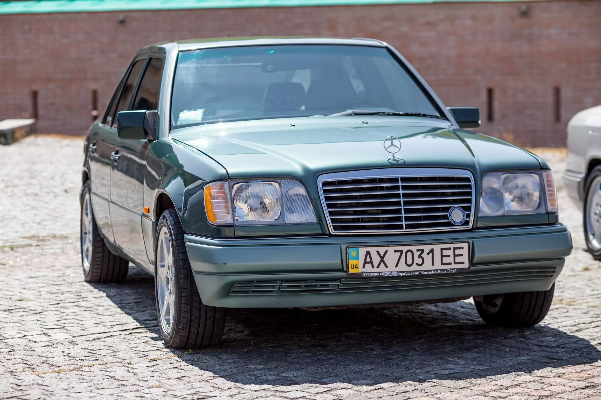 Мерседес 124 зеленый. Mercedes Benz w124 зеленый. Mercedes Benz w124 e500. Mercedes w124 e500.