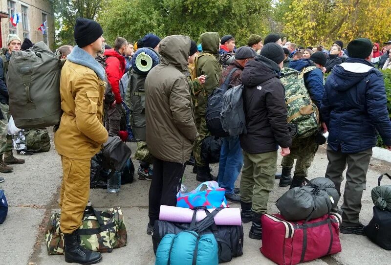 поддержка солдат. российский солдат с ребенком. 20 тыс детям мобилизованных. уходящие люди из россии фото. 20 тыс детям мобилизованных.