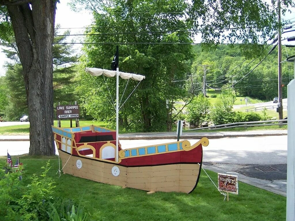 Корабль из дерева для детского сада. Детская площадка кораблик песочница. Корабль в саду своими руками. Корабль в саду своими руками. Клумбы в детском саду.