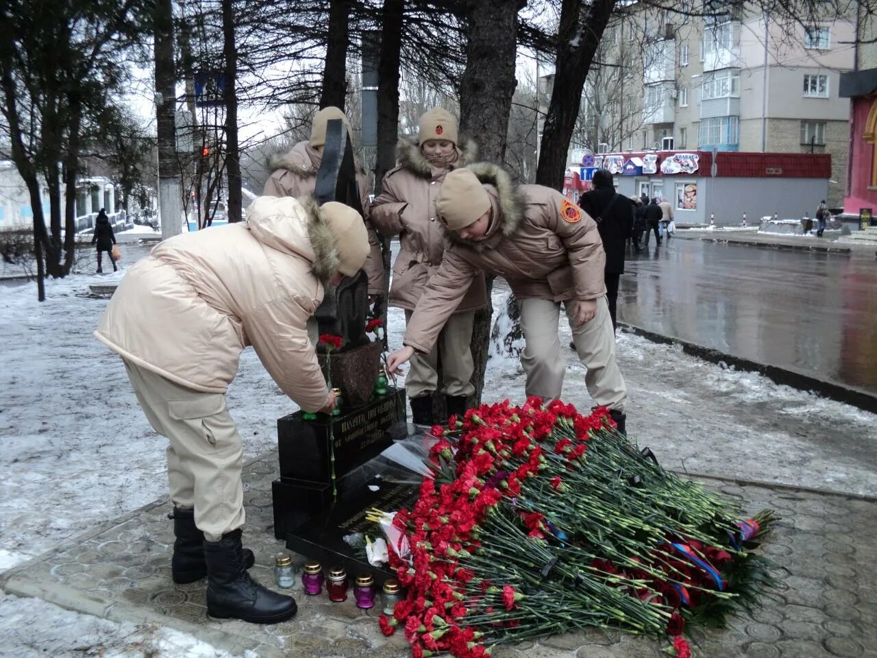 Гвоздика на возложение. Гвоздики на мемориале. У ограды возложил гвоздики дед. Памятник свечка форма. Гвоздика возложение