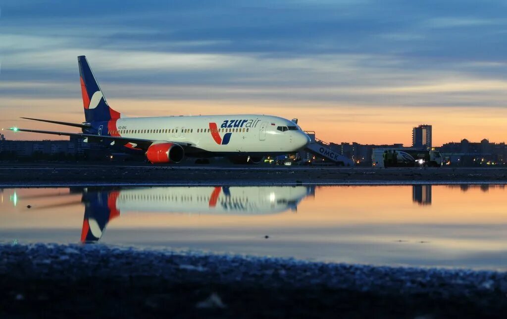 Azur фото. Боинг 737 Азур Эйр. Azur Air самолеты. Черный самолет Азур Эйр. Azur Air чартер.