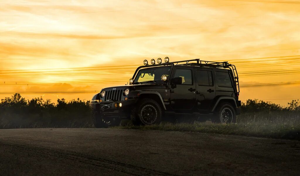 Песня черный джип. Jeep Wrangler Sahara. Jeep Wrangler Sahara Wallpaper. Черные диски на внедорожник. Black Jeep Wrangler Wallpaper.