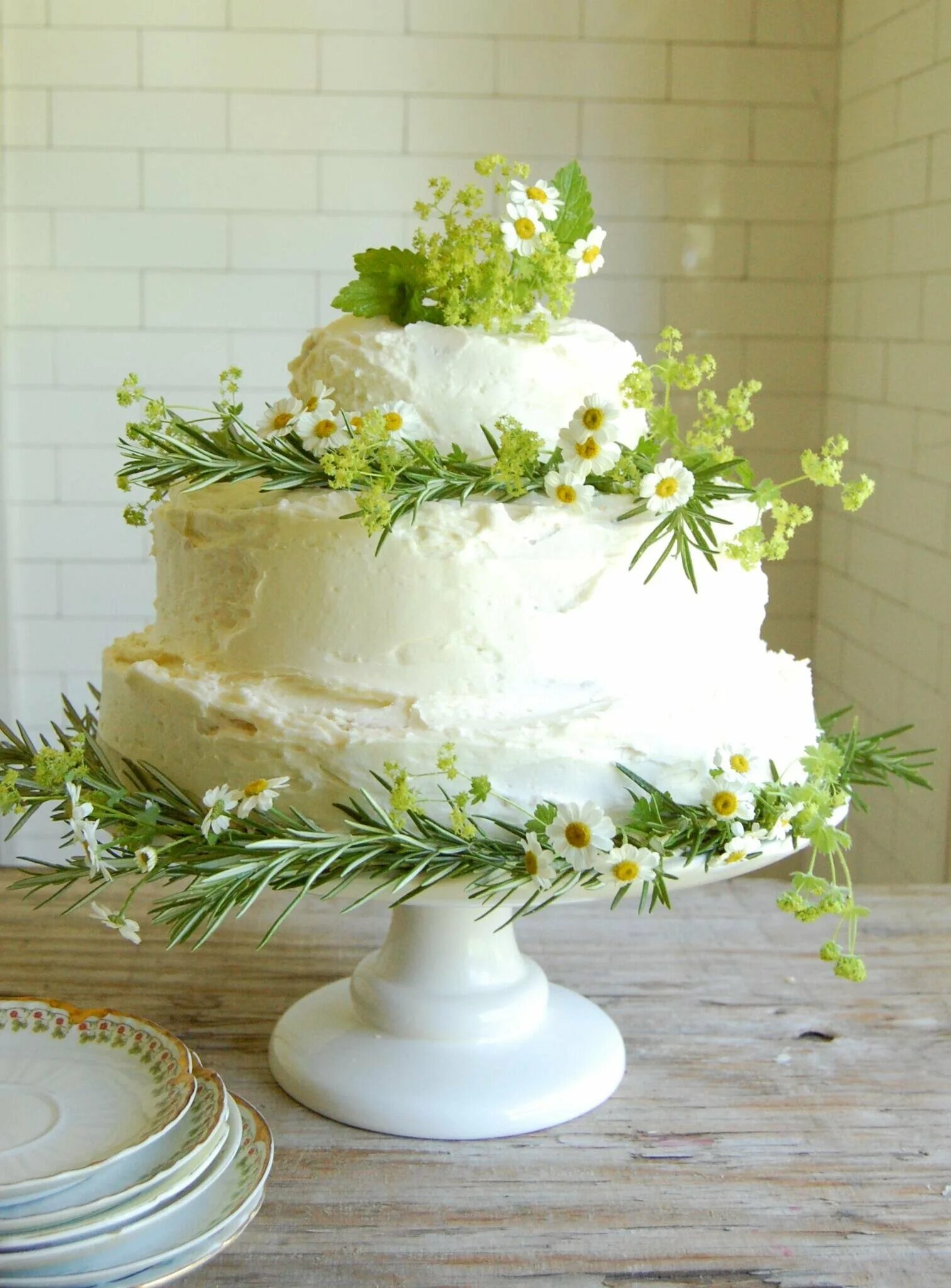 Украсить торт живыми. Украшение свадебного торта живыми цветами. Украшение торта живыми цветами. Свадебный торт украшенный цветами. Свадебный торт с живыми цветами.