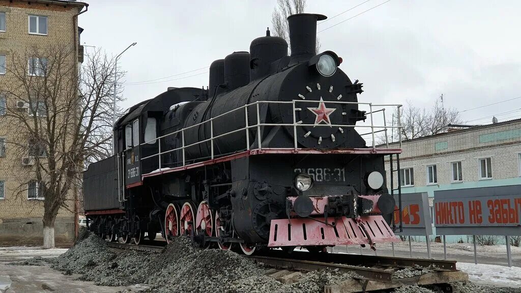 Жд аткарск. Железнодорожный вокзал Аткарск. Вокзал г. Аткарск Саратовская область. ЖД вокзал Аткарск. Аткарск памятник на вокзале.