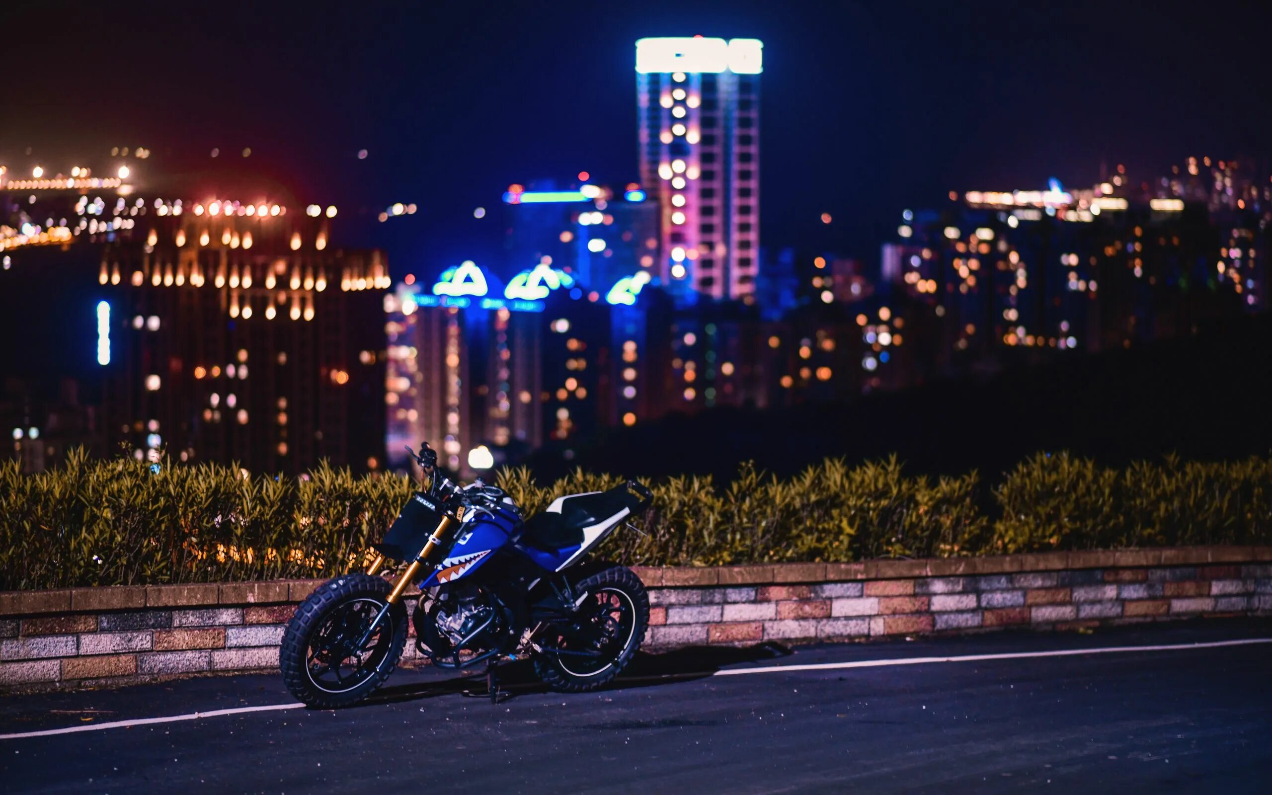 Bike night. Мотоциклист в ночном городе. Мото ночь. Мотоцикл ночью. Мотоцикл едет ночью.