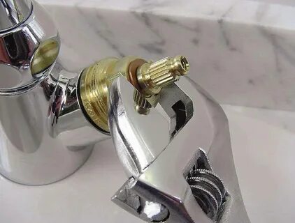 Кран букса в смесителе для ванны