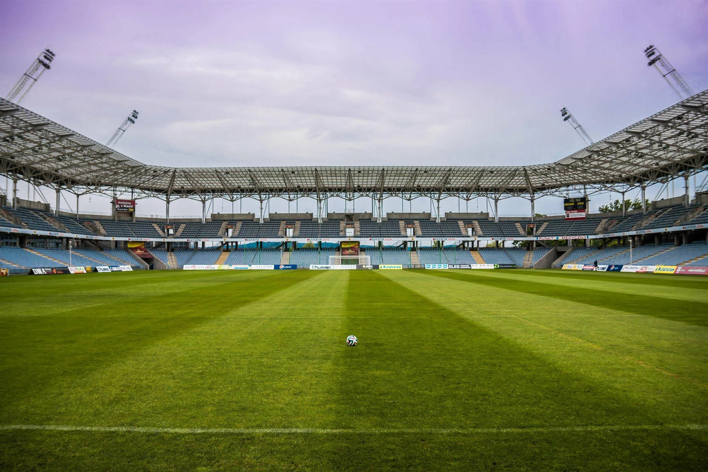 Стадион перевод. Sanderson Park стадион. Огюст Делон (стадион). Констант Ванден Сток стадион. На футбольном стадионе.