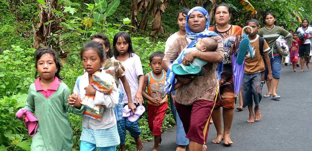 Сколько людей живет на островах. Индонезия жители. Индонезия население. Индонезия местные жители. Индонезия Джакарта люди.