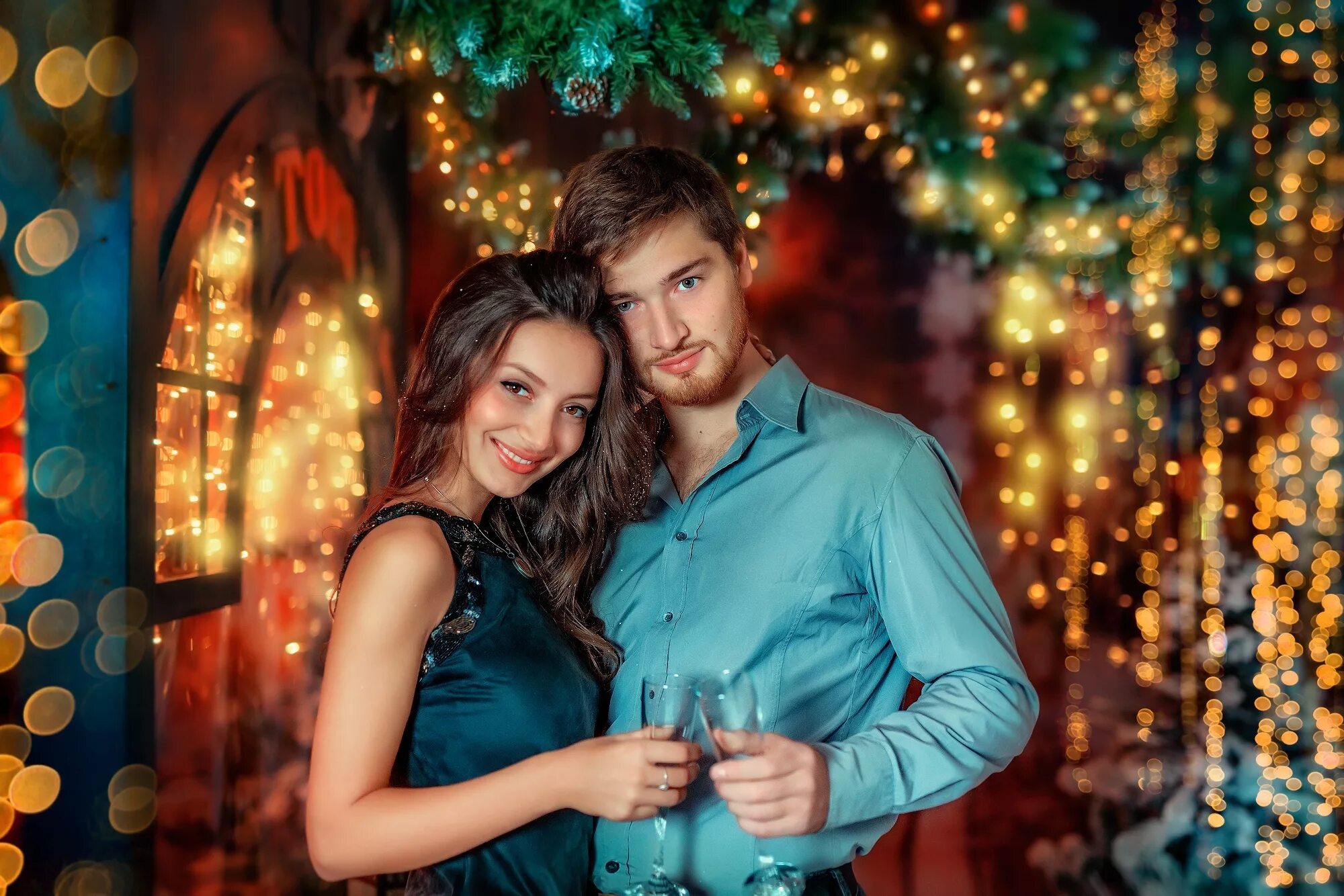 Новогодняя фотосессия пары. Зима любовь. Новый год с любимым человеком. Влюбленные у елки. Новогодние фотографии семейные.