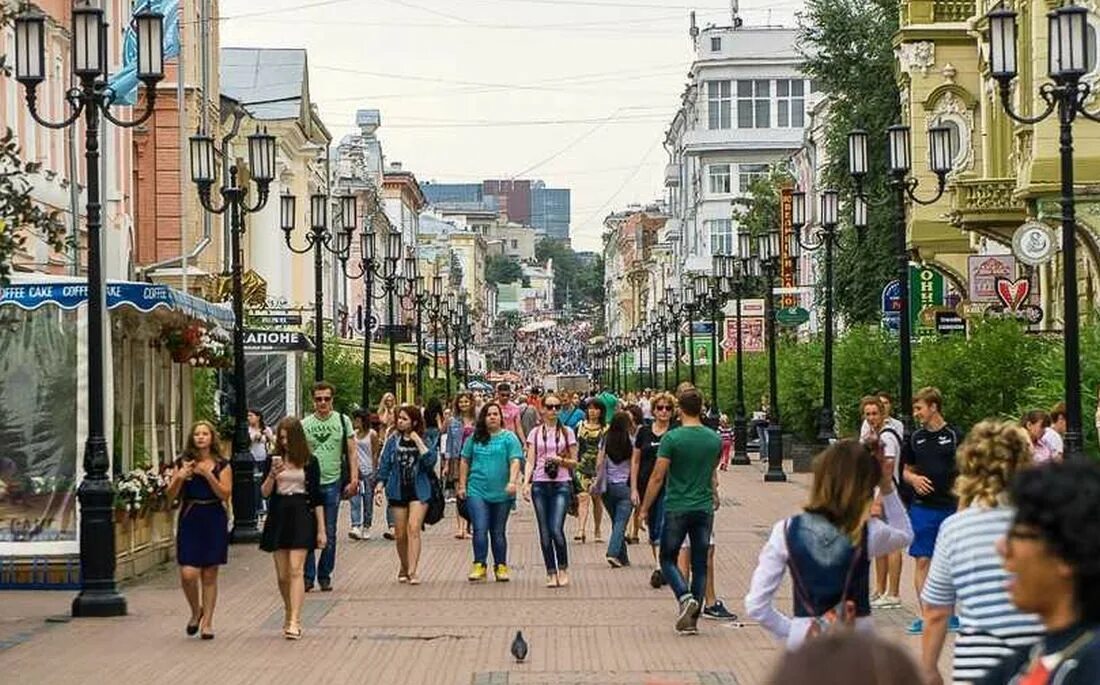 Влияние и люди нижний новгород. Большая Покровская улица в Нижнем Новгороде. Нижний Новгород пешеходная улица Покровка. Центральная улица Нижнего Новгорода пешеходная. Большая Покровская улица в Нижнем Новгороде с людьми.