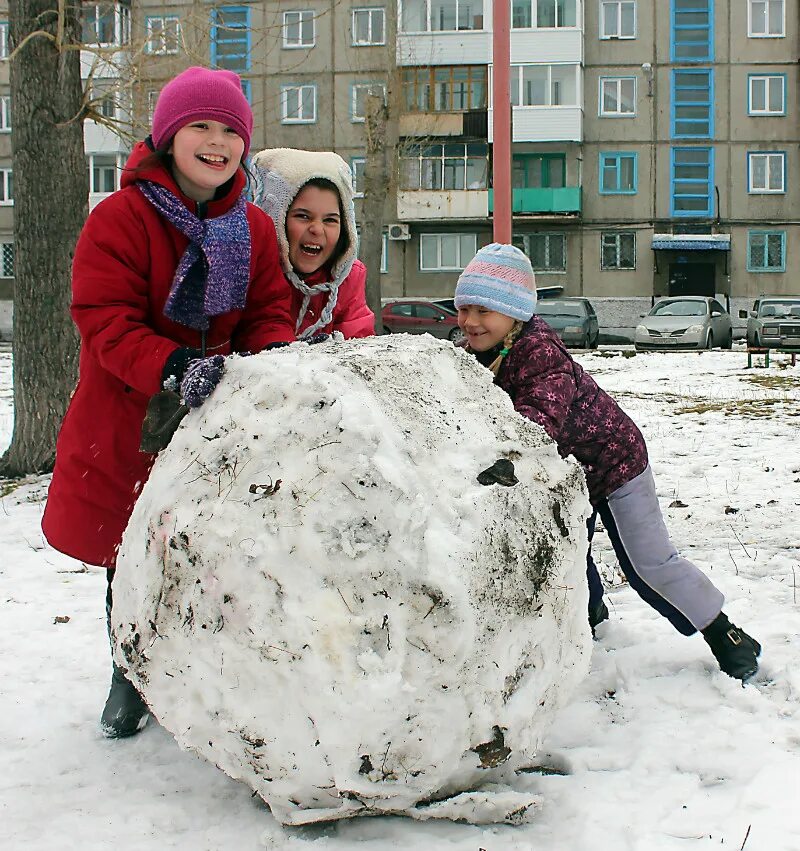 Шар из снега. Комок снега. Огромный снежок. Шарик из снега.