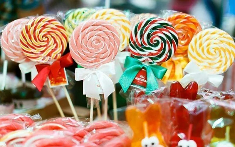 детское кафе карамелька. сладости надпись. конфеты леденцы. карамель лолипопс на палочке. карамели детский.