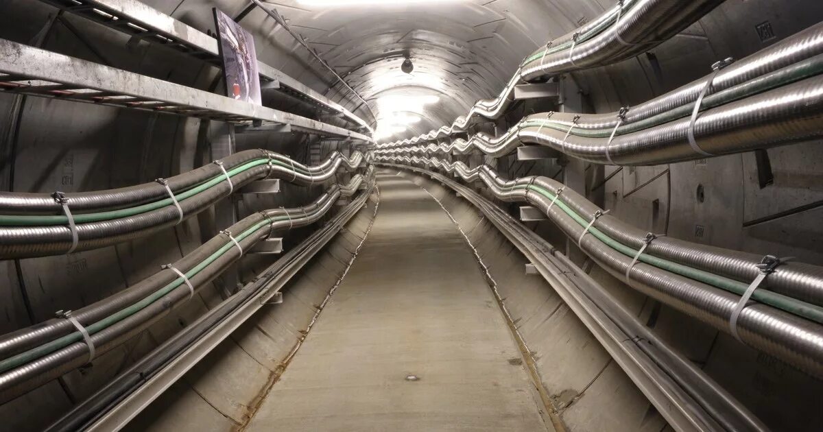 Подземная линия связи. Кабельный туннель. Тоннель инженерных коммуникаций. Туннель для кабеля. Подземные кабельные линии.