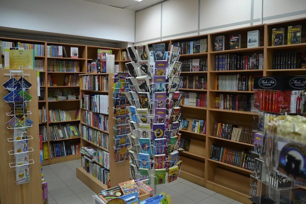 Магазин купить книгу. Книжный магазин. Книжный магазин картинки. Дети в книжном магазине. Книжный магазин внутри.
