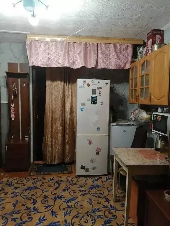 Уютная комната в общежитии. Комната в общежитии коммуналка. Комната общежитие коммуналке. Обустройство комнаты в общаге. Интерьер комнаты в коммуналке.