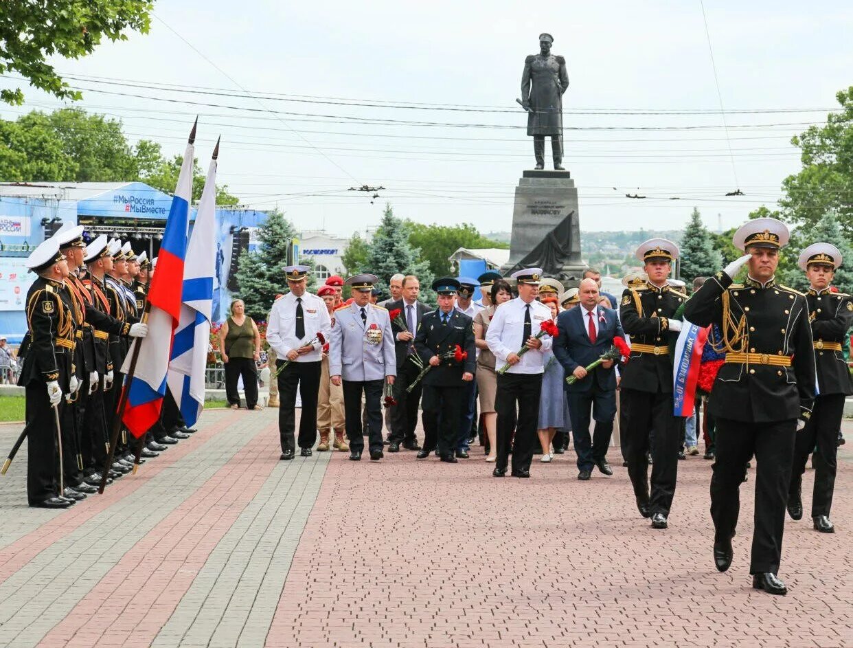 Севастополь город русских моряков. День Севастополя. День образования Севастополя. Возложение венков.