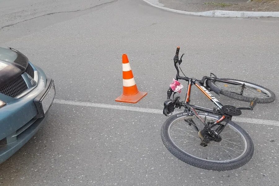 Велосипедист попал под колеса. Дорожно-транспортное происшествие с велосипедистом. ДТП наезд на велосипедиста. ГИБДД наезд на велосипедиста.